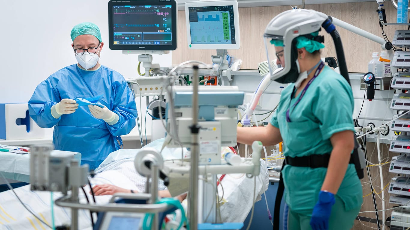 Covid-Intensivstation der Uniklinik Dresden: Ärzte und Intensivpfleger kümmern sich dort um die schwerkranken Covid-19-Patienten.