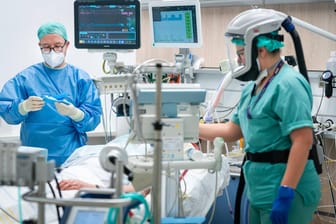 Covid-Intensivstation der Uniklinik Dresden: Ärzte und Intensivpfleger kümmern sich dort um die schwerkranken Covid-19-Patienten.