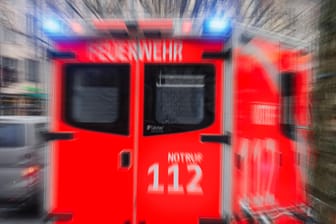 Rettungswagen im Einsatz: In Dortmund hat ein Autofahrer einen Radler übersehen.