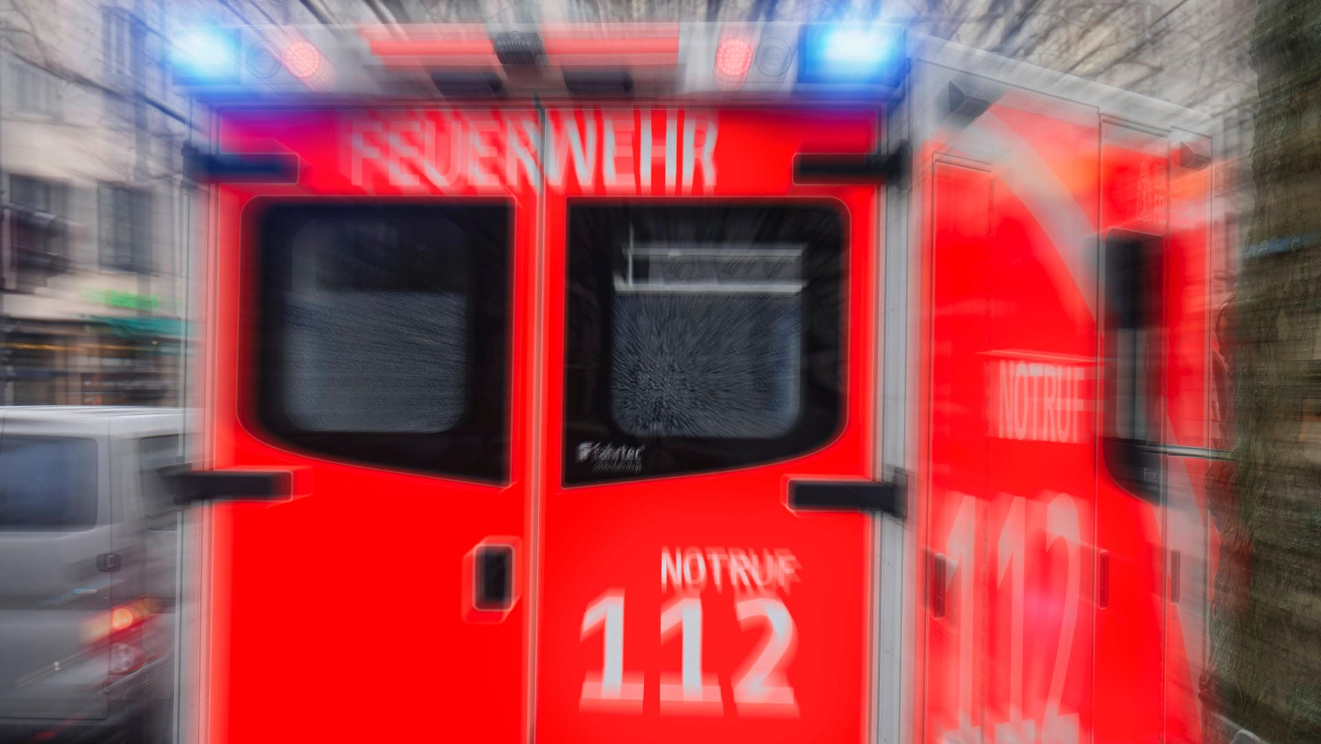 Rettungswagen im Einsatz: In Dortmund hat ein Autofahrer einen Radler übersehen.