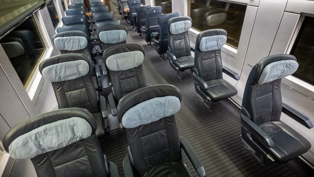 Nur leere Sitze sind abends in dem Großraumabteil eines ICE auf dem Weg von Berlin nach München zu sehen. Nur leere Sitze sind abends in dem Großraumabteil eines ICE auf dem Weg von Berlin nach München zu sehen.