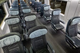 Nur leere Sitze sind abends in dem Großraumabteil eines ICE auf dem Weg von Berlin nach München zu sehen.