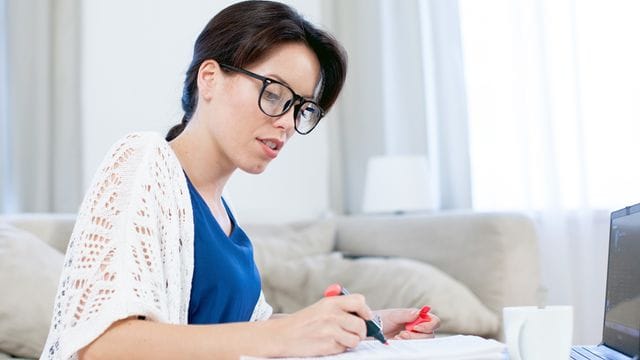 Ein Online-Fernstudium lässt sich oft besonders flexibel mit familiären oder beruflichen Verpflichtungen vereinen.