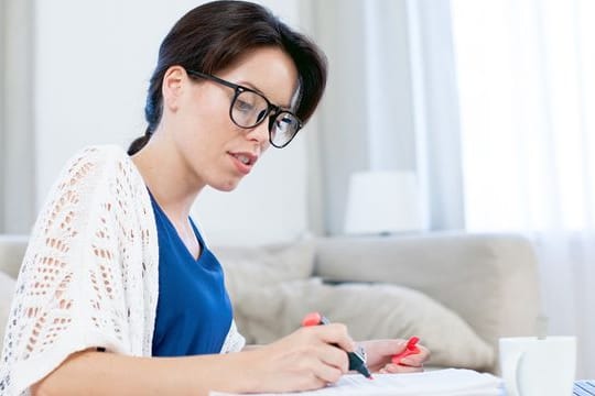 Ein Online-Fernstudium lässt sich oft besonders flexibel mit familiären oder beruflichen Verpflichtungen vereinen.