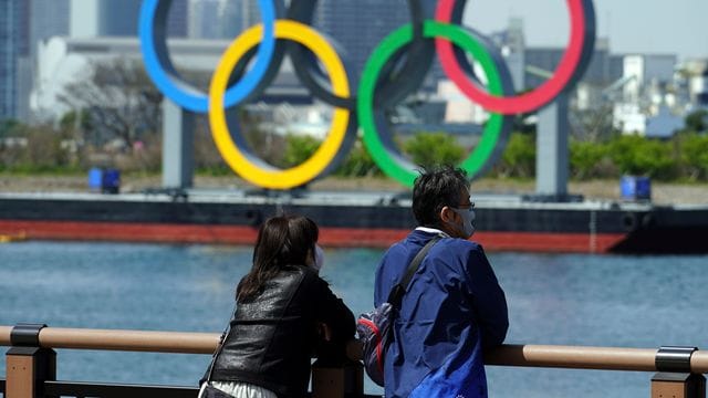 Dreieinhalb Monate vor Olympia-Beginn will Japan die Corona-Maßnahmen in Tokio verschärfen. Dreieinhalb Monate vor Olympia-Beginn will Japan die Corona-Maßnahmen in Tokio verschärfen.