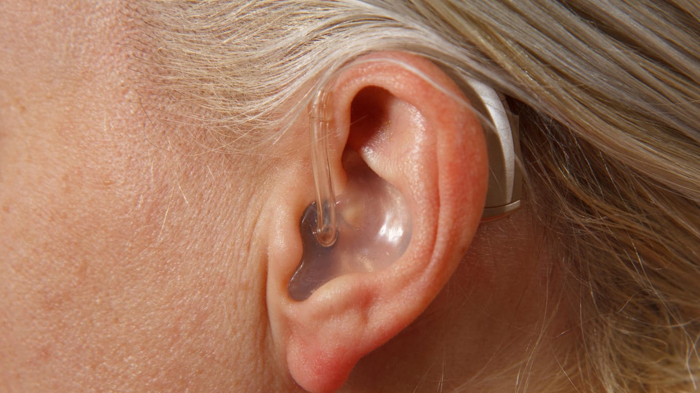 Hörgerät: Mehr als 3,7 Millionen Menschen in Deutschland haben laut der Bundesinnung der Hörakustiker ein Hörsystem.