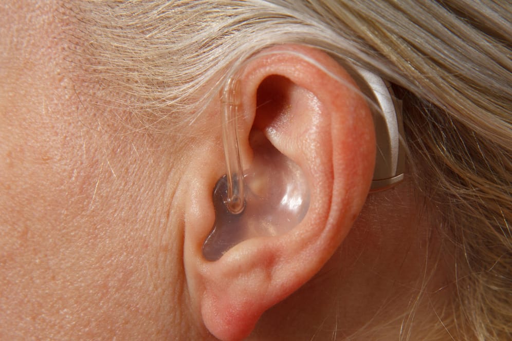 Hörgerät: Mehr als 3,7 Millionen Menschen in Deutschland haben laut der Bundesinnung der Hörakustiker ein Hörsystem.