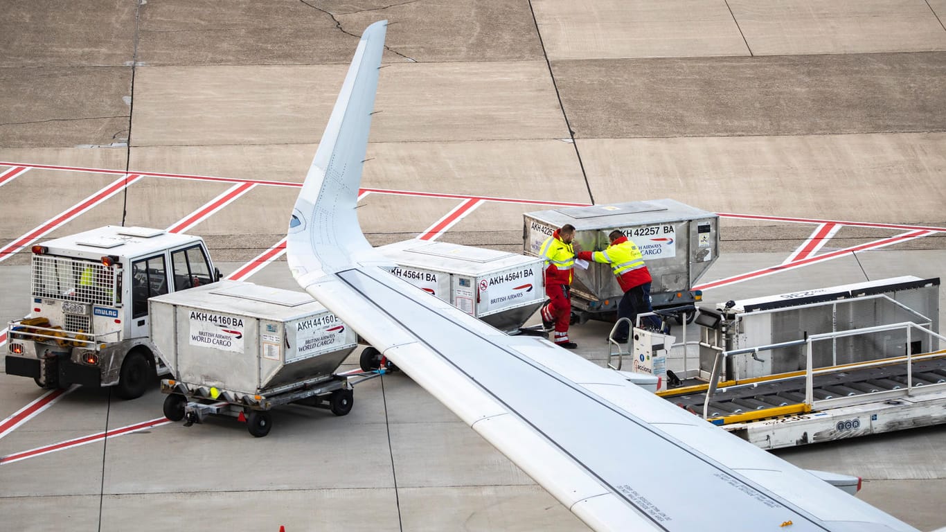 Ein Flugzeug wird mit Gepäck beladen (Symbolbild): Die privaten Bodenverkehrsdienstleister fordern Hilfe.
