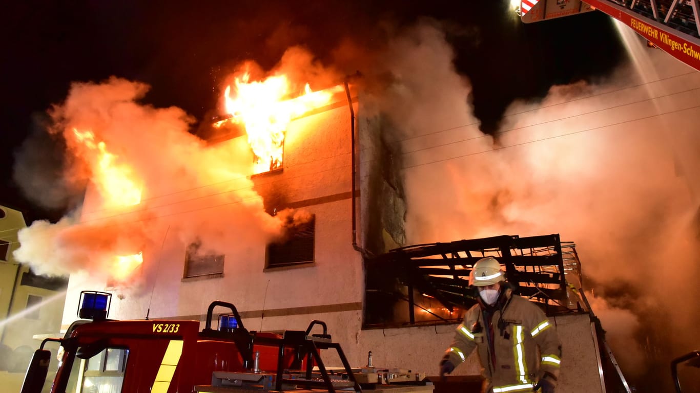 Brand eines Mehrfamilienhauses in Villingen-Schwenningen: Um sich zu retten, blieb einigen Bewohnern nur noch der Sprung aus dem Fenster.