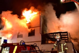 Brand eines Mehrfamilienhauses in Villingen-Schwenningen: Um sich zu retten, blieb einigen Bewohnern nur noch der Sprung aus dem Fenster.