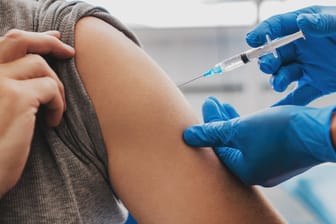 Impfung: Die Weltgesundheitsorganisation (WHO) empfiehlt vorerst keinen Wechsel der Impfstoffe zwischen der ersten und der zweiten Dosis.