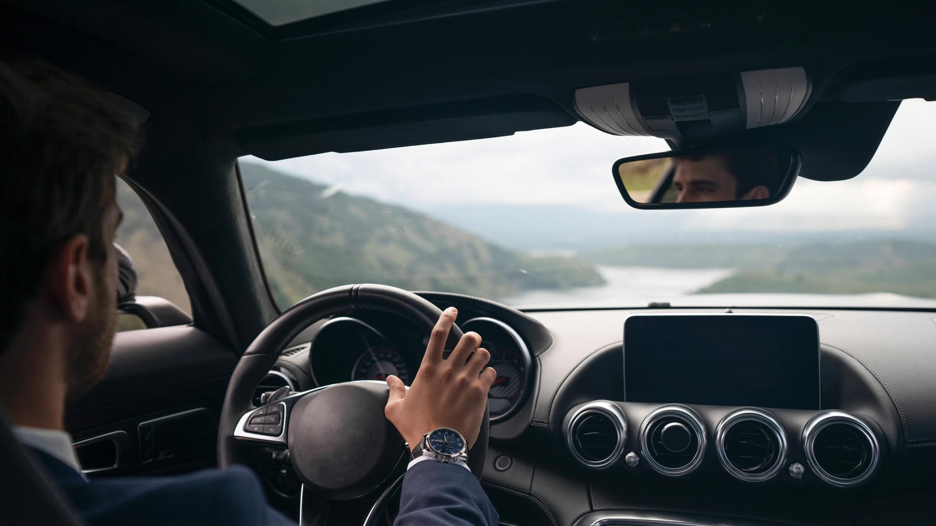 Autofahrt: Wie viel Energie ein E-Auto aufnehmen kann, hängt vom Akku ab. Wie weit es damit kommt, entscheidet sich aber auch woanders.