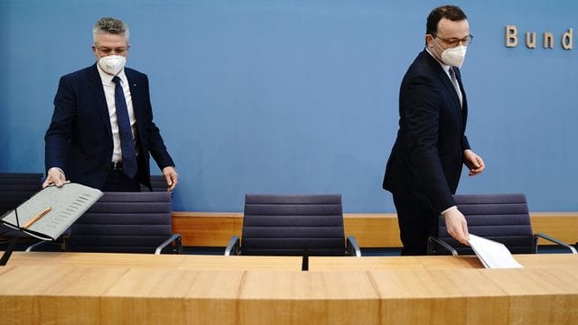 Bundesgesundheitsminister Jens Spahn (r) und RKI-Chef Lothar H. Bundesgesundheitsminister Jens Spahn (r) und RKI-Chef Lothar H.