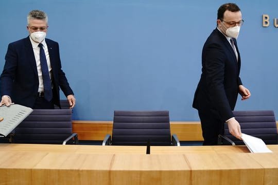 Bundesgesundheitsminister Jens Spahn (r) und RKI-Chef Lothar H.