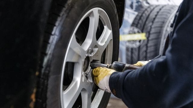 Reifenwechsel: Autofahrer sollten vor dem Montieren die Reifen auf Einstiche, Beulen oder ungleichmäßige Abnutzung checken.