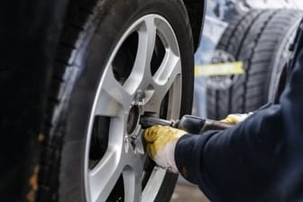 Reifenwechsel: Autofahrer sollten vor dem Montieren die Reifen auf Einstiche, Beulen oder ungleichmäßige Abnutzung checken.