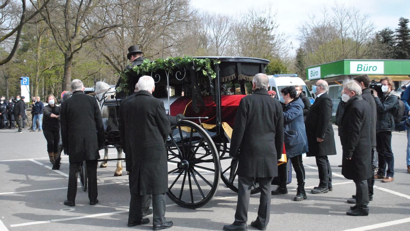 Die Beisetzung am 9. April in Leverkusen: Mit einer Pferdekutsche wurde der Sarg des verstorbenen Clan-Mitglieds zum Friedhof Reuschenberg gebracht. Nun ist ein Verwandter ebenfalls an Corona verstorben.