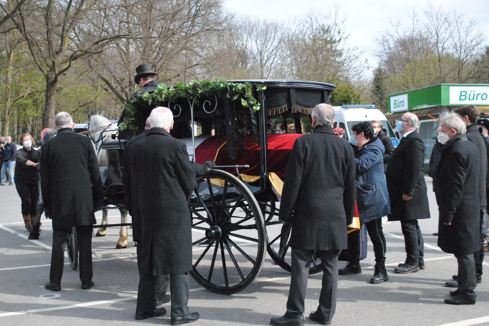 Die Beisetzung am 9. April in Leverkusen: Mit einer Pferdekutsche wurde der Sarg des verstorbenen Clan-Mitglieds zum Friedhof Reuschenberg gebracht. Nun ist ein Verwandter ebenfalls an Corona verstorben.