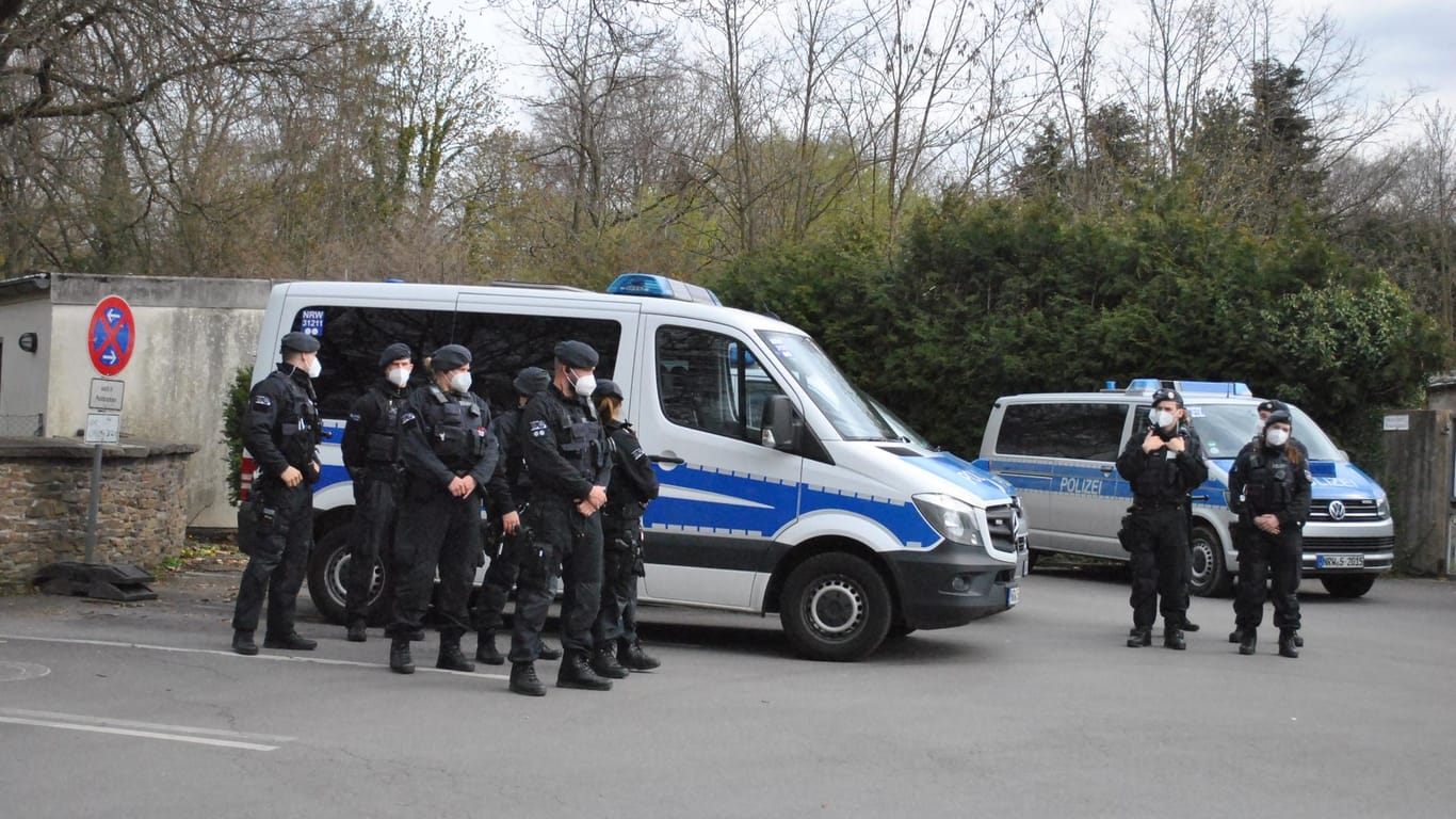 Polizeibeamte vor dem Friedhof in Leverkusen: Mit einem Großaufgebot überwachte die Polizei die Einhaltung der Corona-Auflagen.