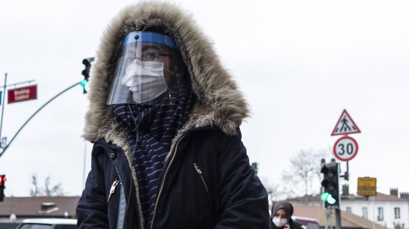 Eine Frau trägt Mund- und Gesichtsschutz in Istanbul: Als Hochinzidenzgebiet werden Länder eingestuft, in denen die 7-Tage-Inzidenz über 200 liegt.