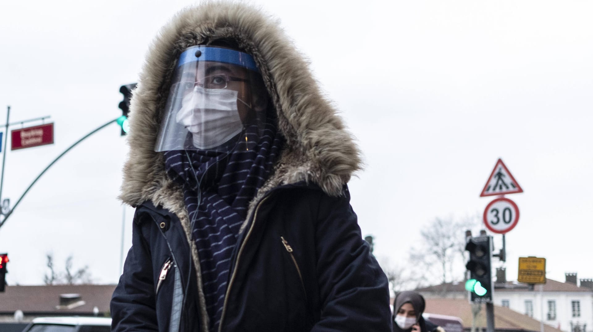 Eine Frau trägt Mund- und Gesichtsschutz in Istanbul: Als Hochinzidenzgebiet werden Länder eingestuft, in denen die 7-Tage-Inzidenz über 200 liegt. Eine Frau trägt Mund- und Gesichtsschutz in Istanbul: Als Hochinzidenzgebiet werden Länder eingestuft, in denen die 7-Tage-Inzidenz über 200 liegt.