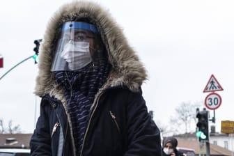 Eine Frau trägt Mund- und Gesichtsschutz in Istanbul: Als Hochinzidenzgebiet werden Länder eingestuft, in denen die 7-Tage-Inzidenz über 200 liegt.