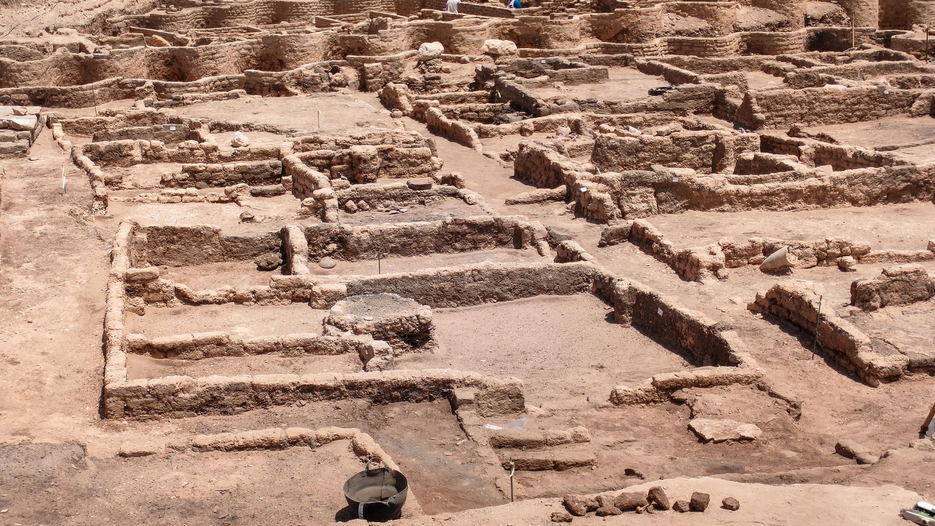 3.000 Jahre alte "verlorene Stadt" in Ägypten entdeckt: Die Archäologen waren eigentlich auf der Suche nach etwas anderem. 3.000 Jahre alte "verlorene Stadt" in Ägypten entdeckt: Die Archäologen waren eigentlich auf der Suche nach etwas anderem.