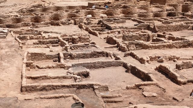 Gesamtansicht der 3000 Jahre alten Ruinen der von ägyptischen Archäologen entdeckten "verlorenen Stadt" im heutigen Luxor. Gesamtansicht der 3000 Jahre alten Ruinen der von ägyptischen Archäologen entdeckten "verlorenen Stadt" im heutigen Luxor.