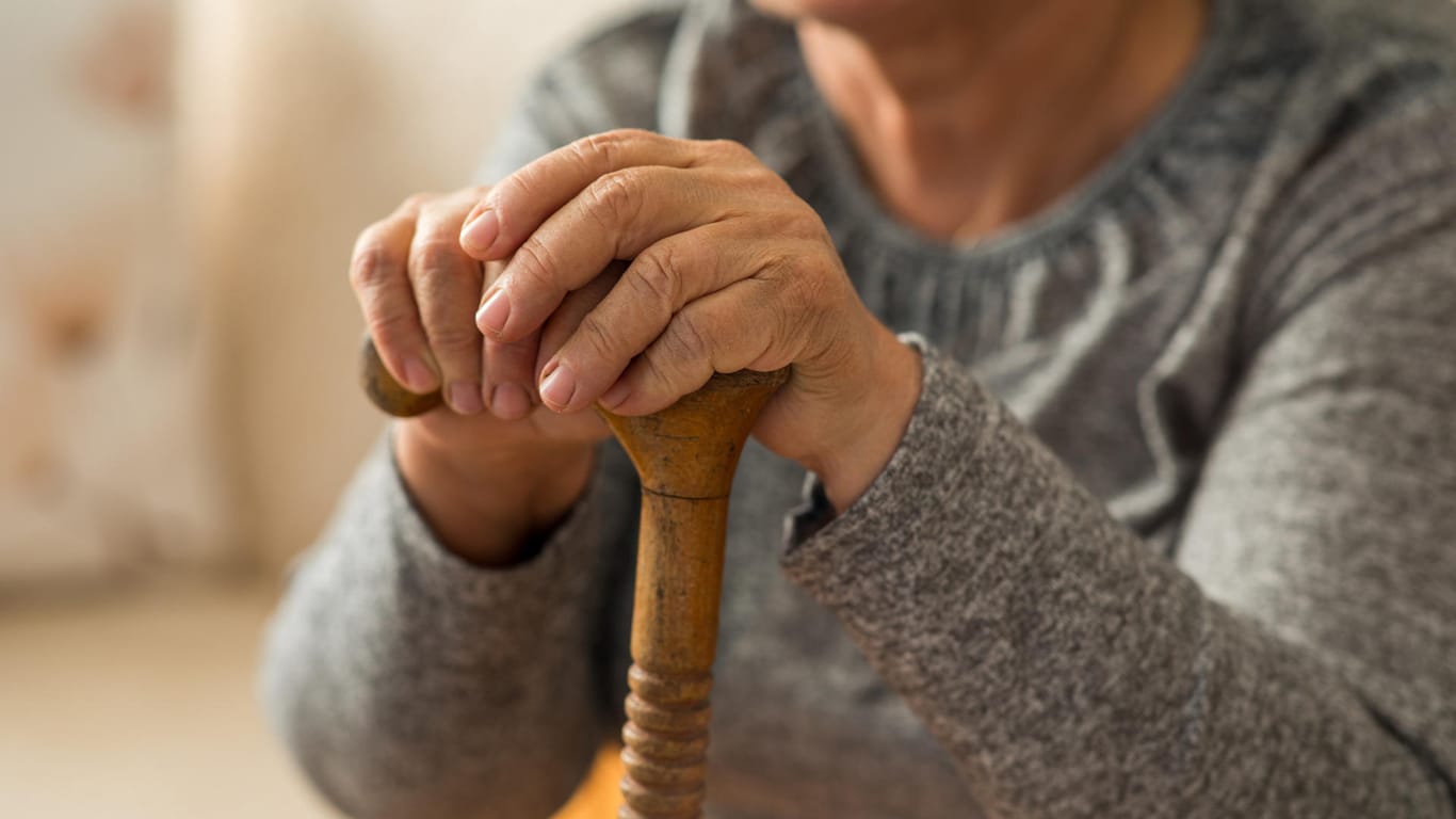 Parkinson: Die Zeichen der Erkrankung tragen auch zur Stigmatisierung von Betroffenen bei. (Symbolbild)