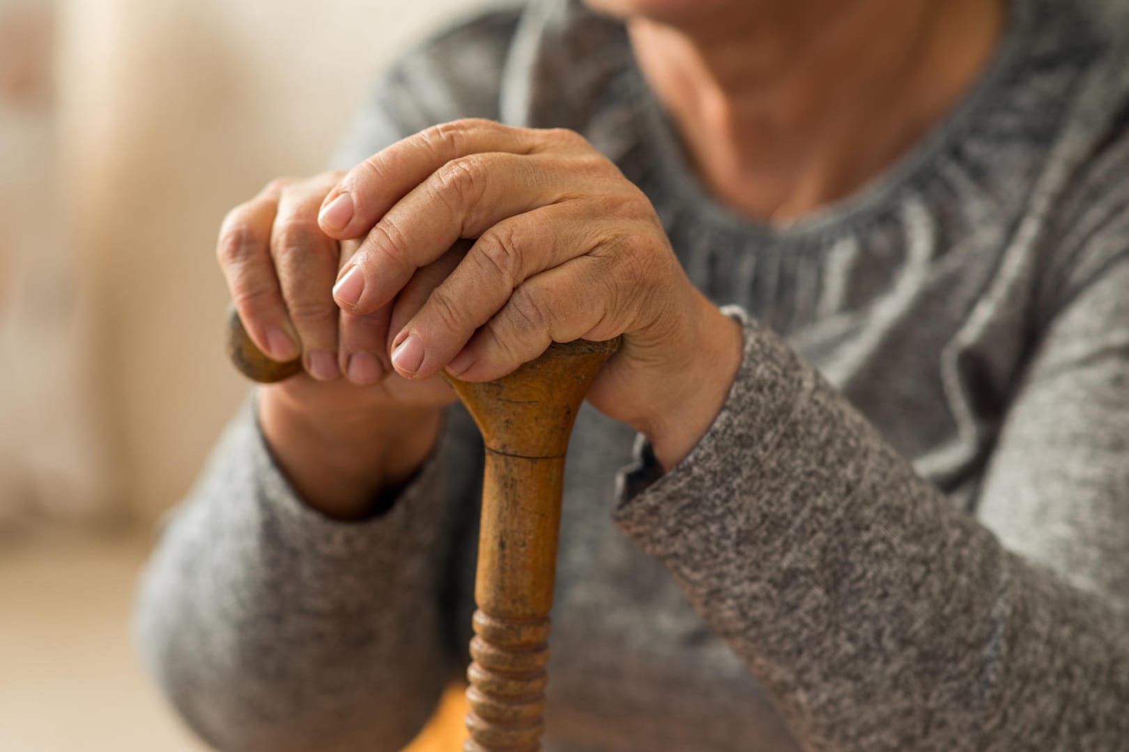 Parkinson: Die Zeichen der Erkrankung tragen auch zur Stigmatisierung von Betroffenen bei. (Symbolbild)