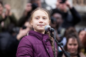 Greta Thunberg bei einer Klimademo 2020 in Lausanne: "Impfnationalismus wird die Pandemie nicht lösen", mahnt die Klimaaktivistin.