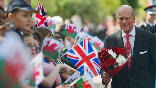 Der britische Prinz Philip besucht die Royal Dockyard Chapel in Wales.