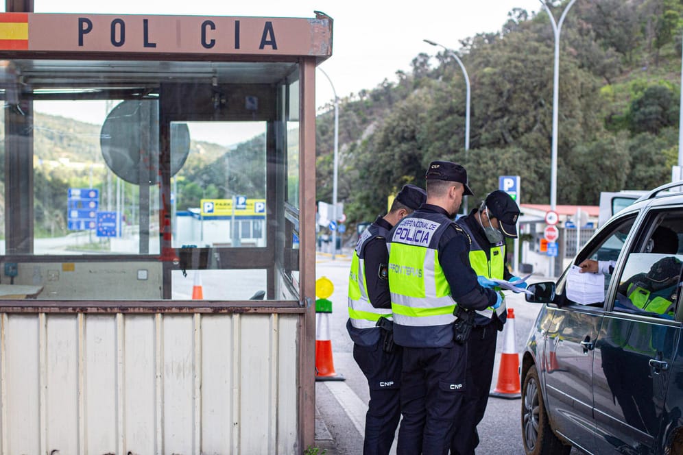Kontrolle an der französisch-spanischen Grenze: Der Schweizer soll postwendend umgekehrt und auf der Gegenfahrbahn zurückgefahren sein als er die Polizei sah.