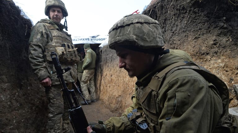 Ukrainische Soldaten beziehen Stellung an der Grenze zu den pro-russischen Rebellengebieten nahe Donezk: Der Konflikt droht zu eskalieren.