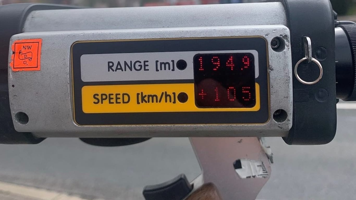Das Messgerät zeigt eine Geschwindigkeit von mehr als 100 Kilometern pro Stunde an. Insgamt waren 22 Fahrer zu schnell unterwegs.