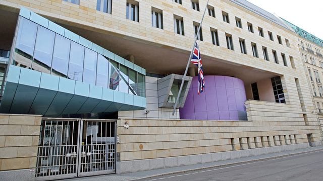 Der Union Jack vor der britischen Botschaft in Berlin wurde auf halbmast gesetzt. Der Union Jack vor der britischen Botschaft in Berlin wurde auf halbmast gesetzt.