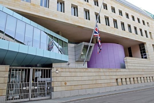 Der Union Jack vor der britischen Botschaft in Berlin wurde auf halbmast gesetzt.