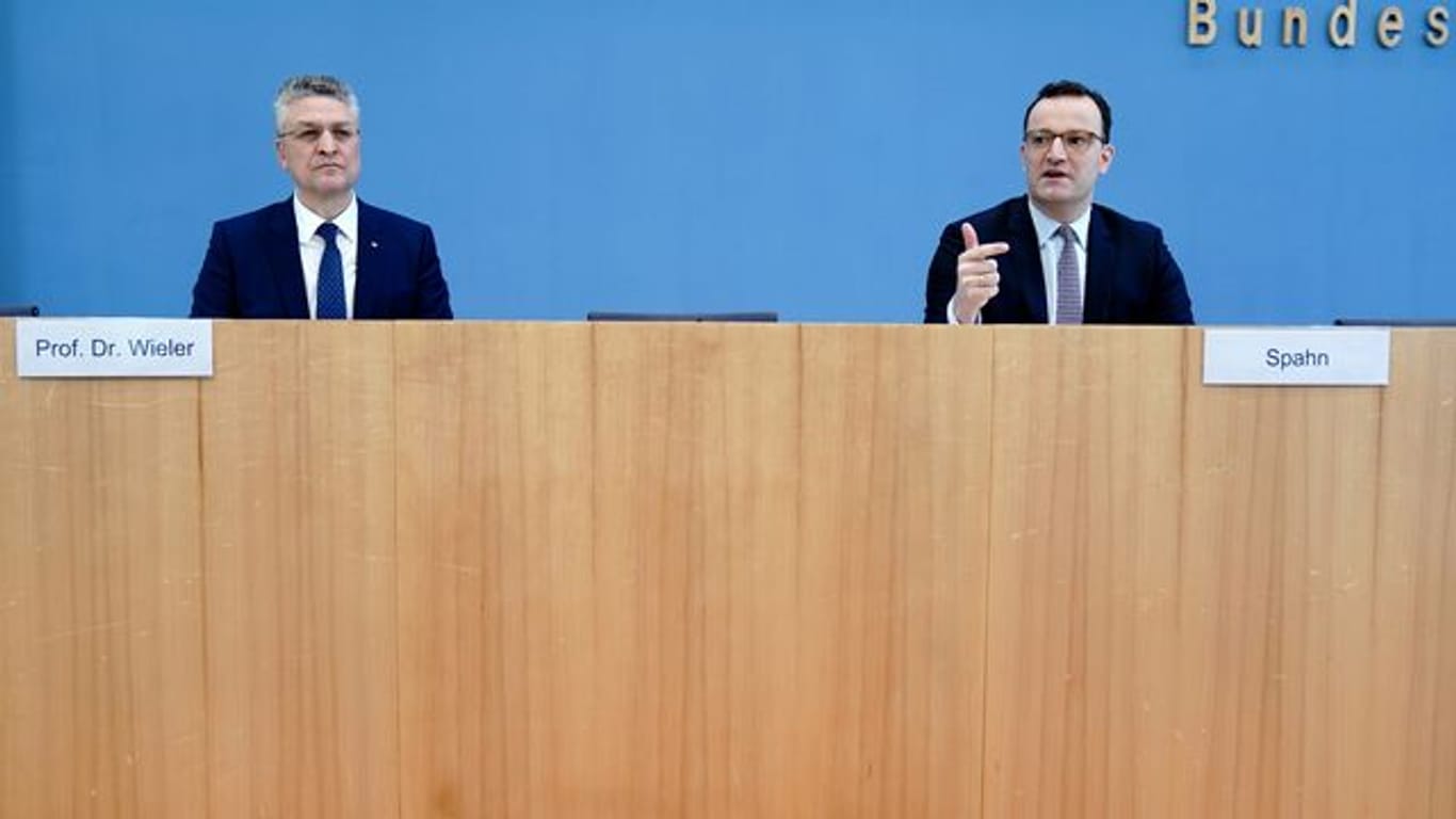 Bundesgesundheitsminister Jens Spahn (r) und RKI-Chef Lothar H.