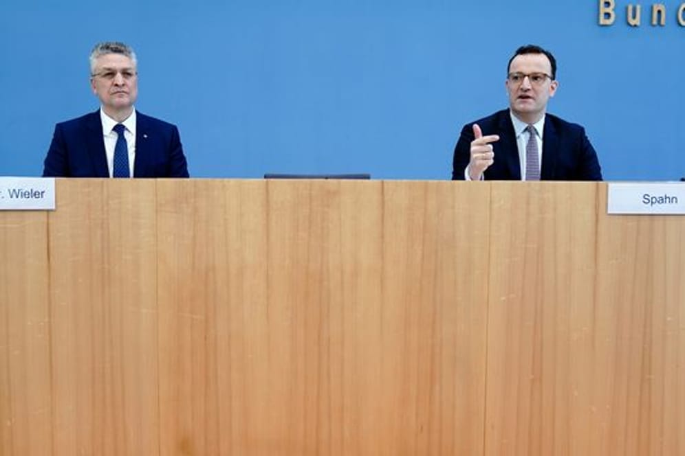 Bundesgesundheitsminister Jens Spahn (r) und RKI-Chef Lothar H.