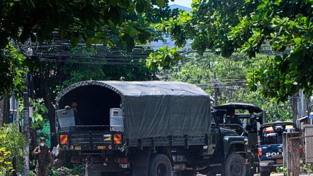 Ein Polizeifahrzeug steht auf einer Straße, um eine Versammlung von Anti-Putsch-Demonstranten in Yangon zu verhindern.