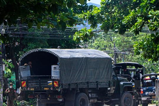 Ein Polizeifahrzeug steht auf einer Straße, um eine Versammlung von Anti-Putsch-Demonstranten in Yangon zu verhindern.