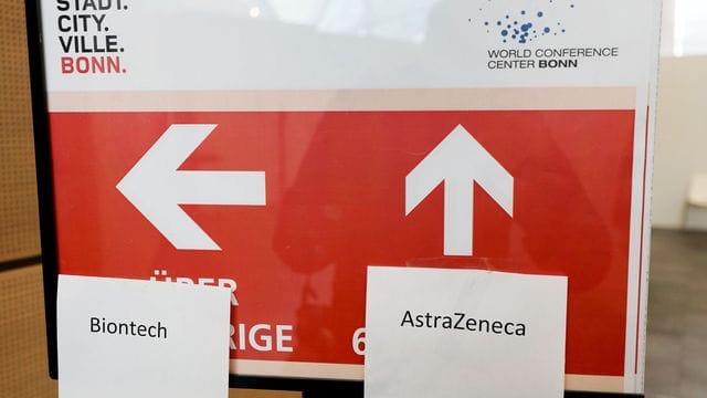 Wer unter 60 ist und bereits einmal mit Astrazeneca geimpft wurde, soll als zweite Dosis einen mRNA-Impfstoff erhalten. Wer unter 60 ist und bereits einmal mit Astrazeneca geimpft wurde, soll als zweite Dosis einen mRNA-Impfstoff erhalten.
