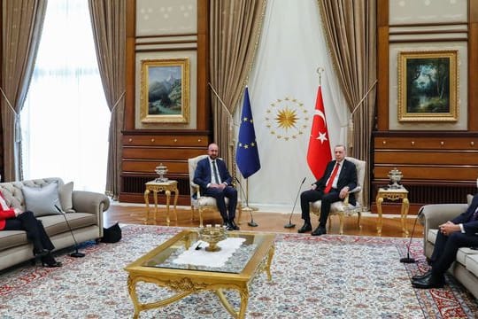 Dieses vom Europäischen Rat zur Verfügung gestellte Foto zeigt den türkischen Präsidenten Recep Tayyip Erdogan (2.