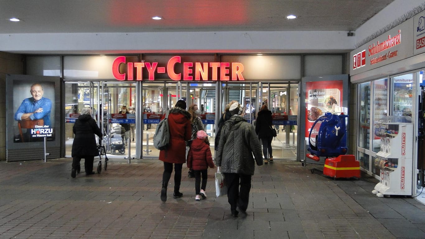 Der Eingang des City-Centers, wo eines der beiden Testzentren ist: Das Einkaufszentrum dient in Chorweiler auch als sozialer Treffpunkt.