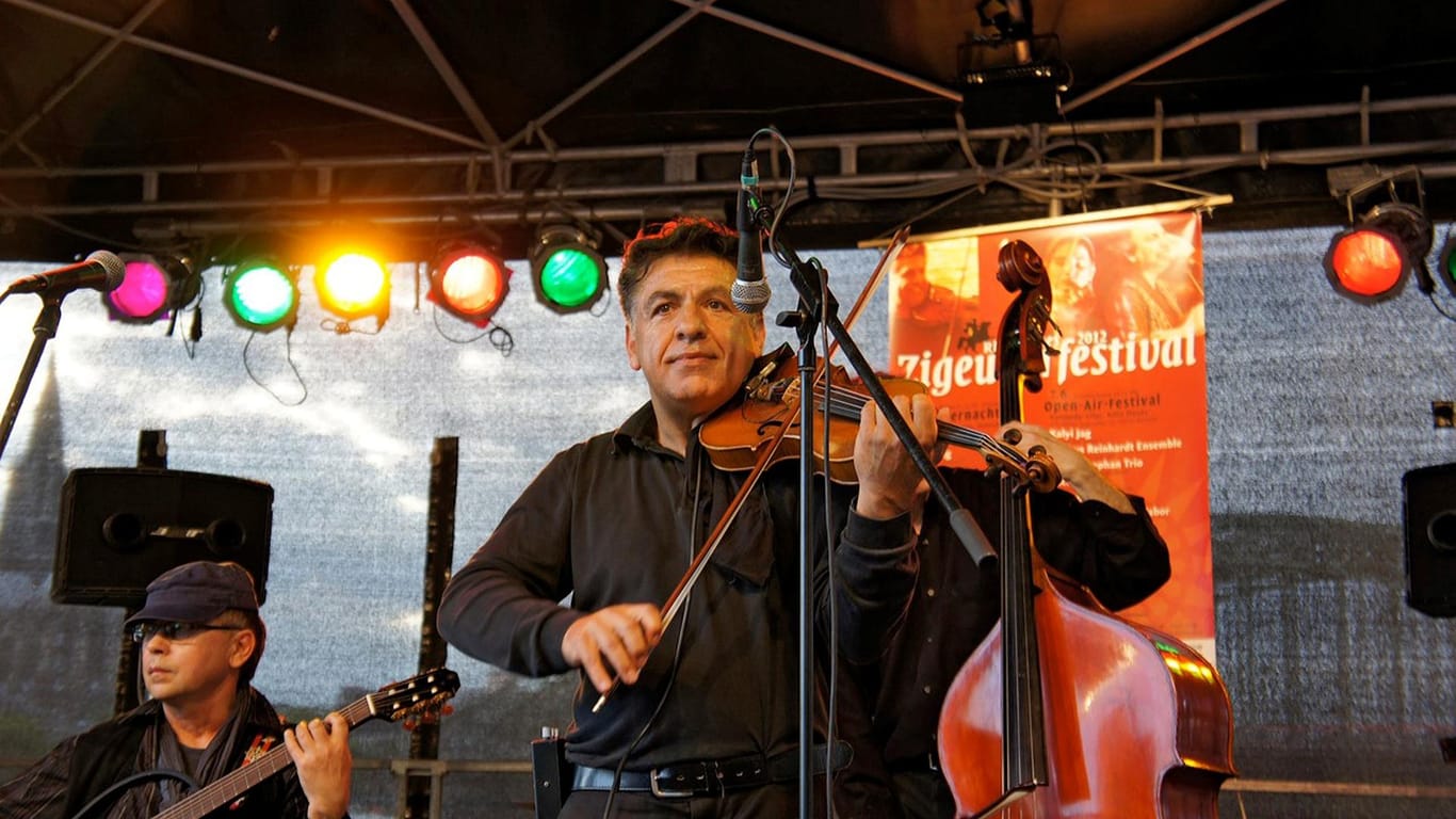 Markus Reinhardt bei einem Auftritt in Köln: Der Musiker bezeichnet sich selbst als "Zigeuner"