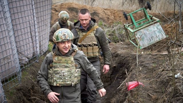 Wolodymyr Selenskyj (l), Präsident der Ukraine, besucht die vom Krieg betroffene Region Donezk im Osten der Ukraine. Wolodymyr Selenskyj (l), Präsident der Ukraine, besucht die vom Krieg betroffene Region Donezk im Osten der Ukraine.
