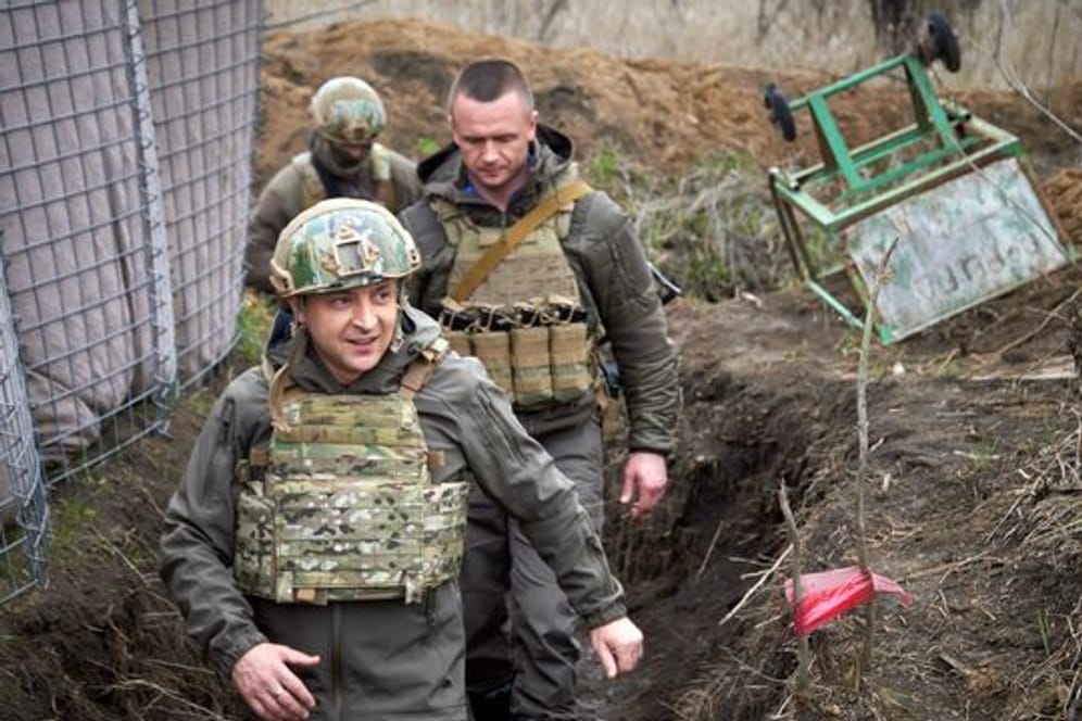 Wolodymyr Selenskyj (l), Präsident der Ukraine, besucht die vom Krieg betroffene Region Donezk im Osten der Ukraine.