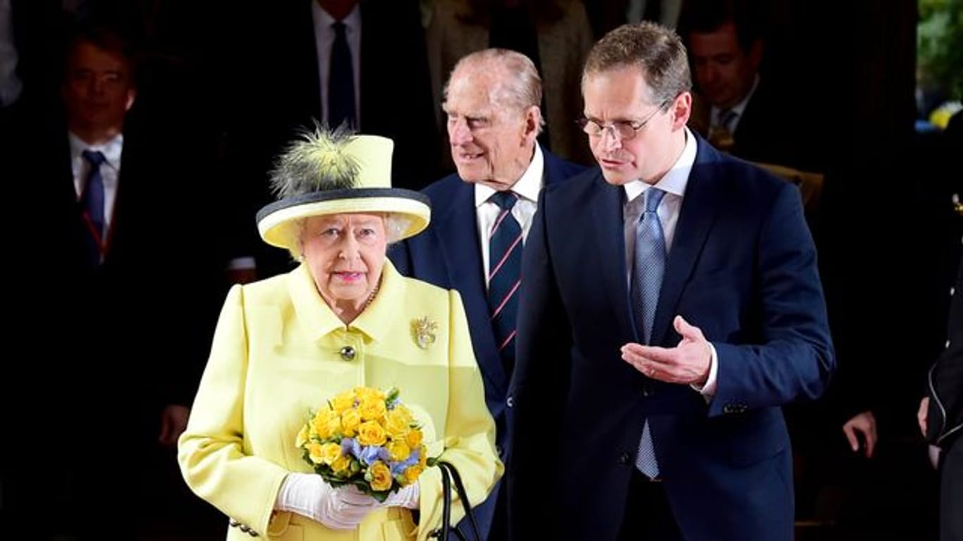 Berlins Regierender Bürgermeister Michael Müller spricht mit der britischen Königin Elizabeth II. bei einem Besuch in Berlin im Jahr 2015, im Hintergrund ist der jetzt verstorbene Prinz Philip zu sehen (Archivbild): Den Tod des Ehemanns der Queen bezeichnete Müller als "tiefen Einschnitt".