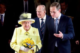 Berlins Regierender Bürgermeister Michael Müller spricht mit der britischen Königin Elizabeth II. bei einem Besuch in Berlin im Jahr 2015, im Hintergrund ist der jetzt verstorbene Prinz Philip zu sehen (Archivbild): Den Tod des Ehemanns der Queen bezeichnete Müller als "tiefen Einschnitt".