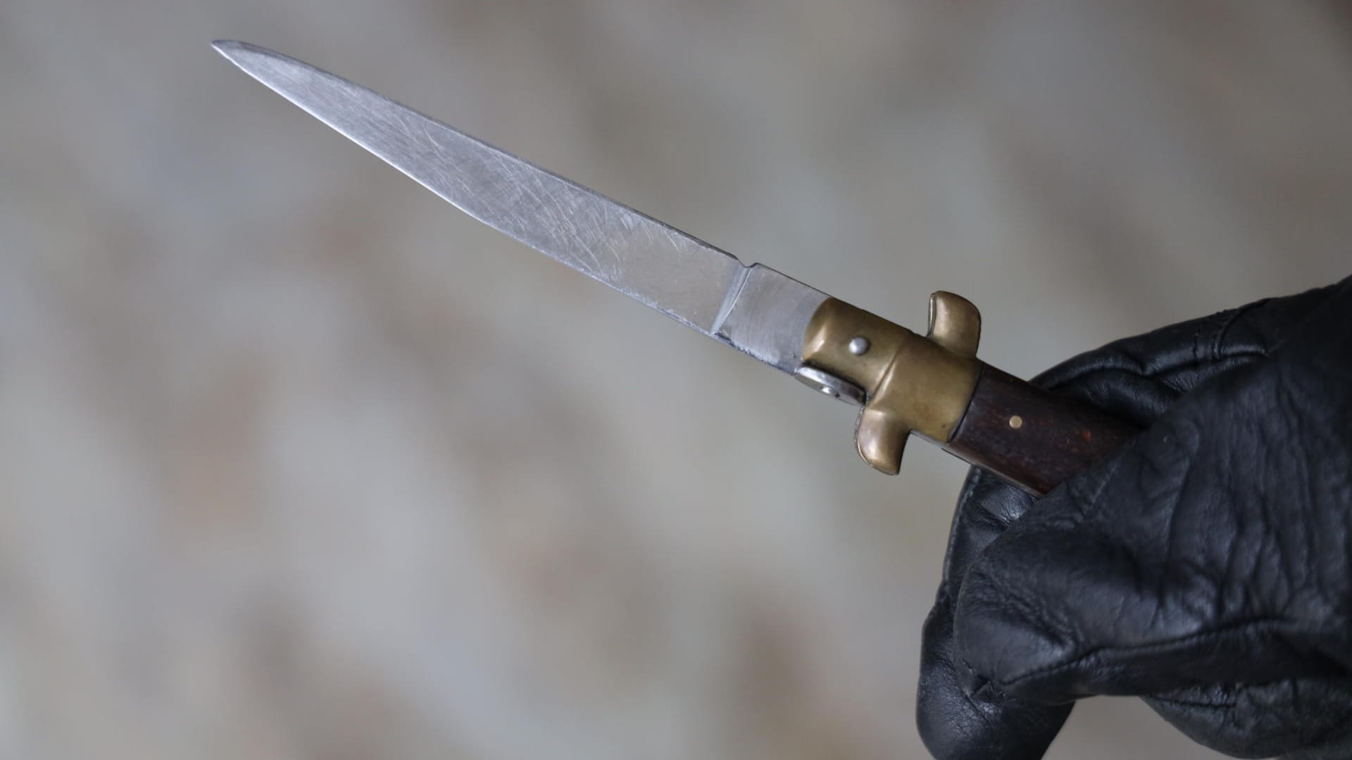 Eine Person hält ein Messer (Symbolbild): Die unbekannten Täter flüchteten in einem Wagen mit niederländischem Kennzeichen. Eine Person hält ein Messer (Symbolbild): Die unbekannten Täter flüchteten in einem Wagen mit niederländischem Kennzeichen.
